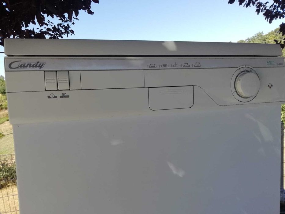 Móvel com máquina de costura Oliva