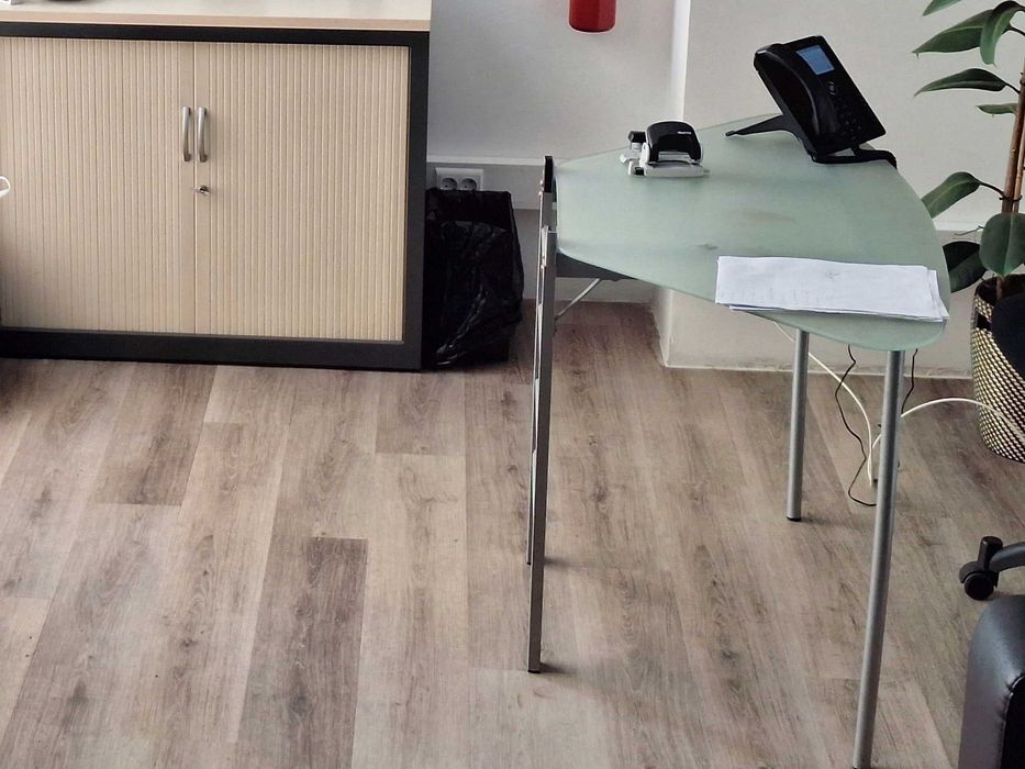 Mesa em vidro temperado com acabamento em inox