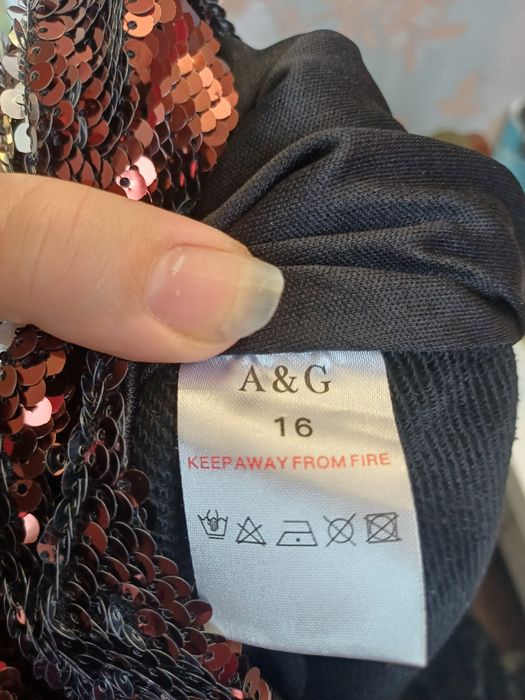 Стильна футболка в паєтки