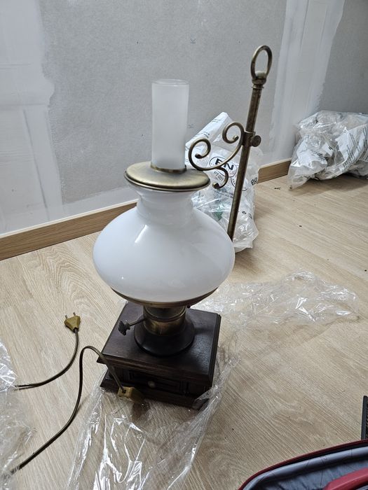 Candeeiro de mesa em vidro e madeira