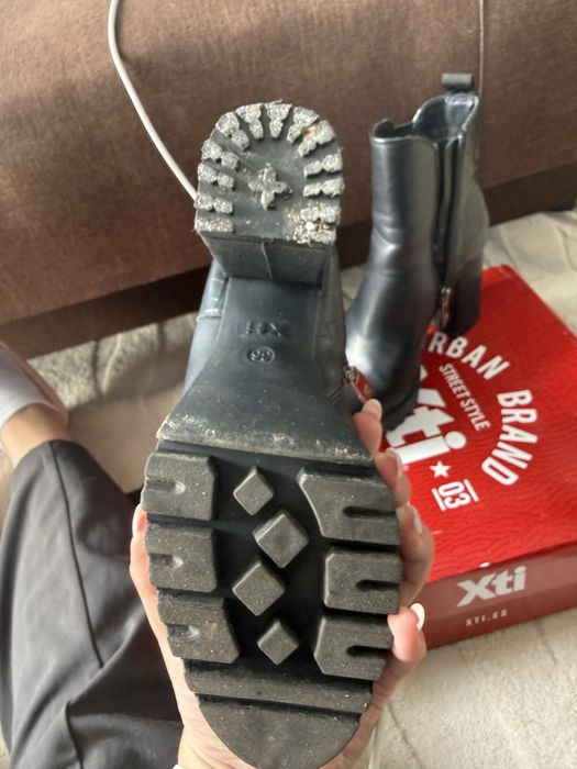 Buty botki na słupku