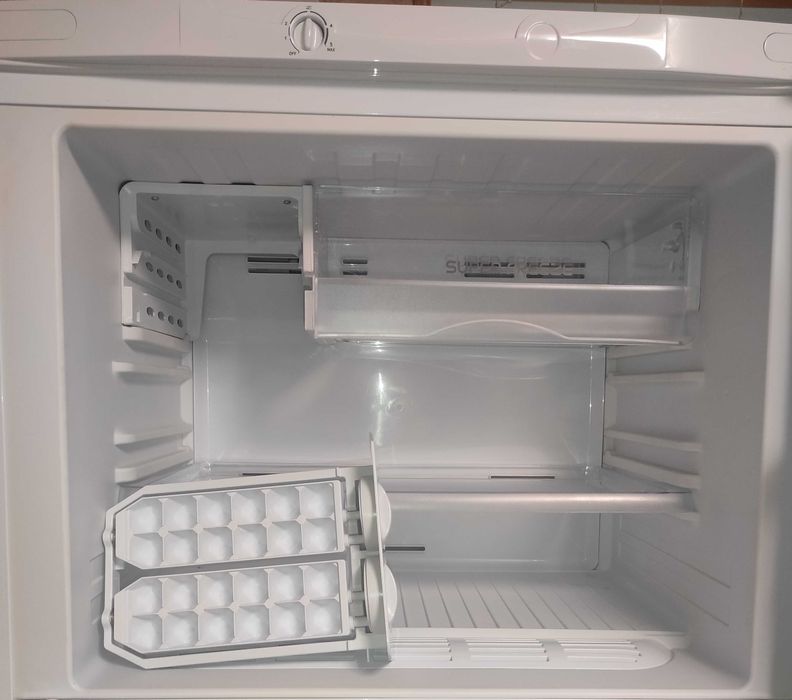 Продам холодильник Hotpoint ARISTON с верхней морозильной камерой.