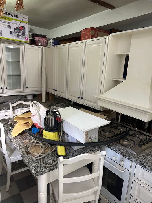 Cosinha usada completa com electrodomestics + 1 mesa e 4 cadeiras