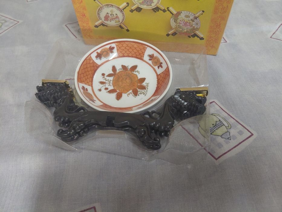 Cinzeiro antigo com peças pretas