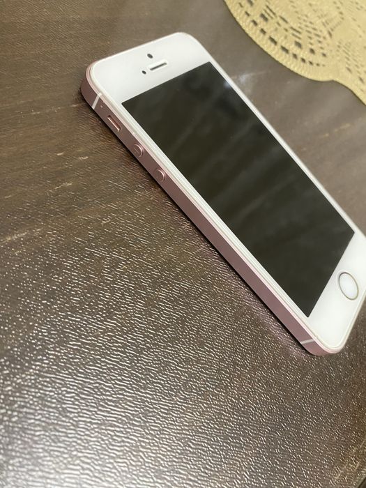 Iphone SE рожевий