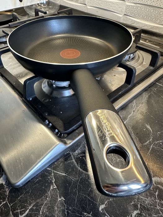 Сковорода Tefal Hard Titanium Essential 24 см