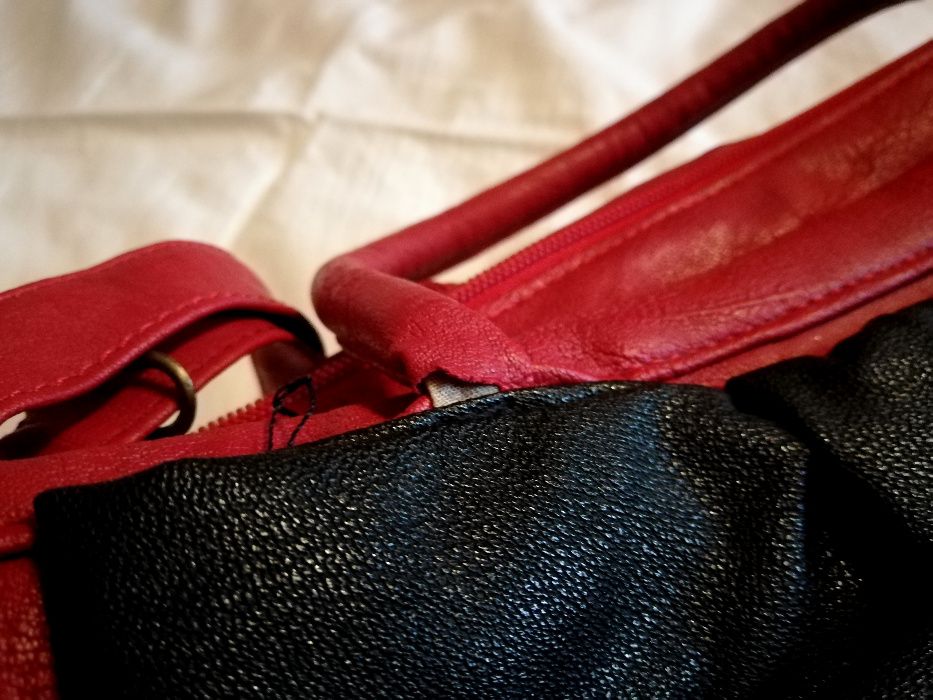 Czerwona torebka z kokardą