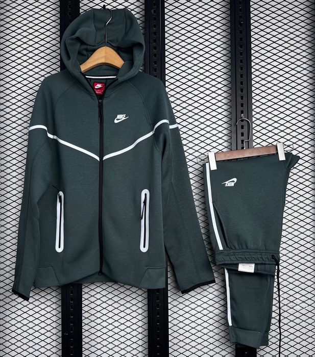 Dres Nike Tech Windrunner r. L