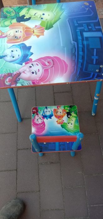 Продам дитячий стіл з стільчиками.