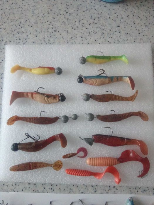 Рыболовные блесны и другие снасти.