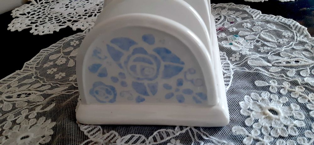 Ceramiczny stojak na toasty lub serwetnik