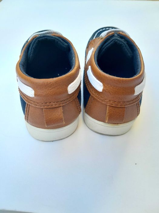 Sapatos de vela azuis e castanhos tamanho 22.