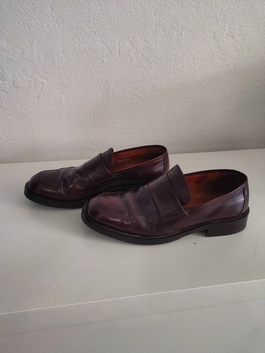 Sapatos de homem em pele castanha