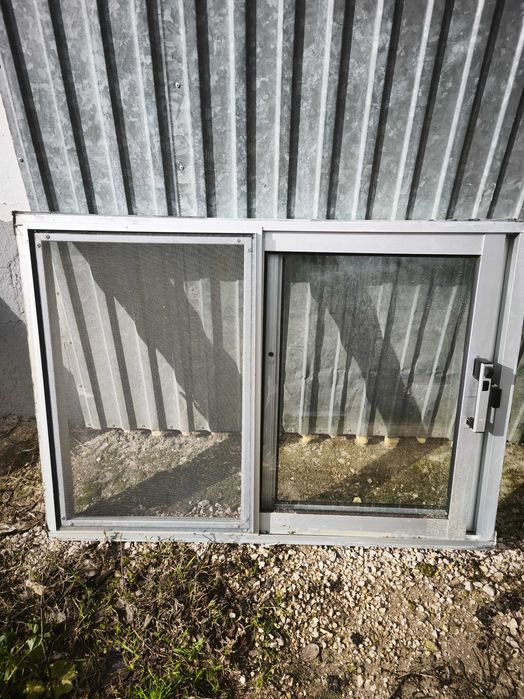 Janela de correr usada com mosquiteira incluida