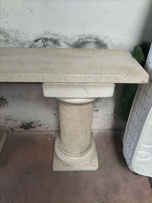 Coluna de pedra branca