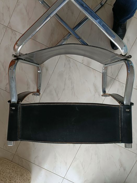 Cadeira de realizador metal e pele danificada