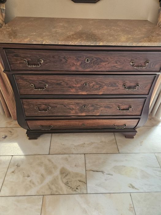 Cómoda em mogno e tampo de mármore