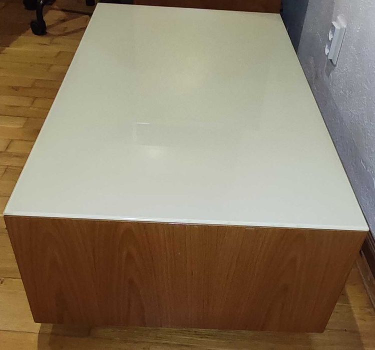 Mesa de centro com tampo de vidro