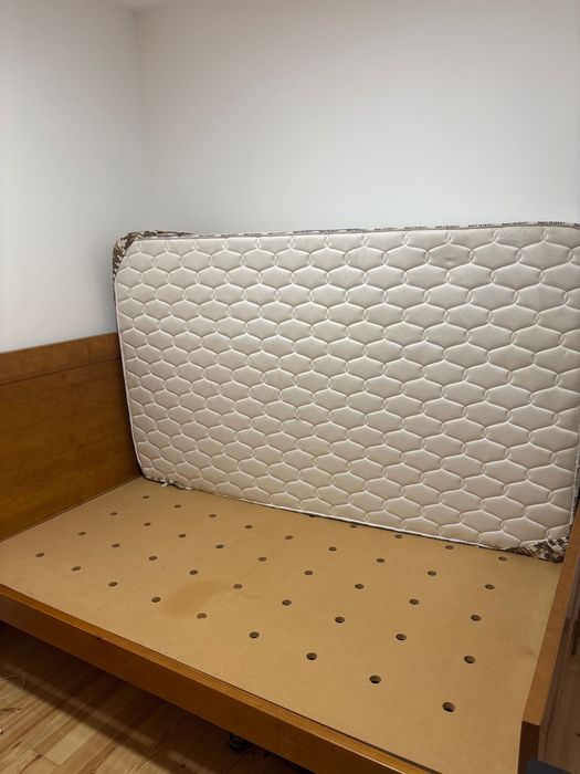 Cama de casal em madeira maciça com colchão
