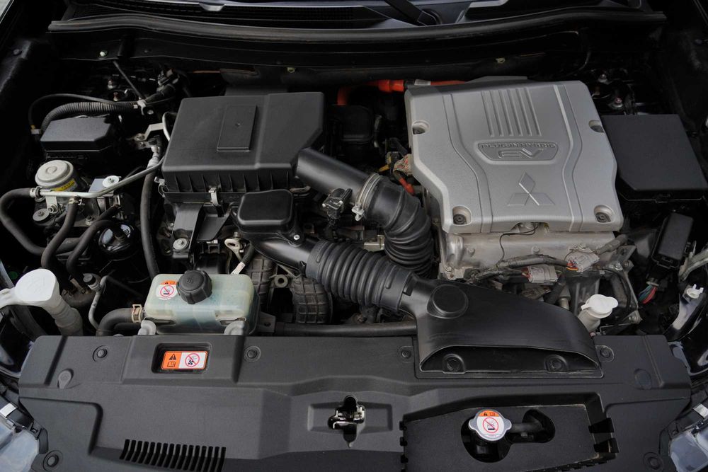 Mitsubishi Outlander PHEV Instyle 2.4 2020 rok