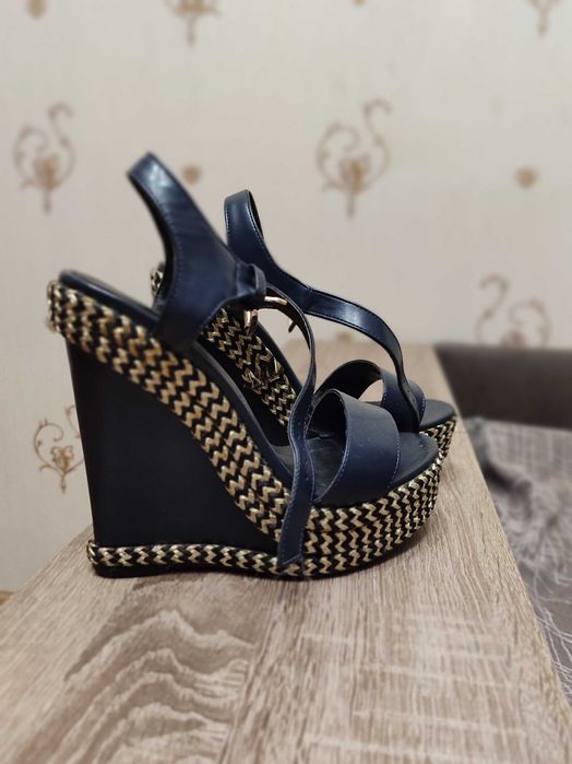 Продам босоніжки