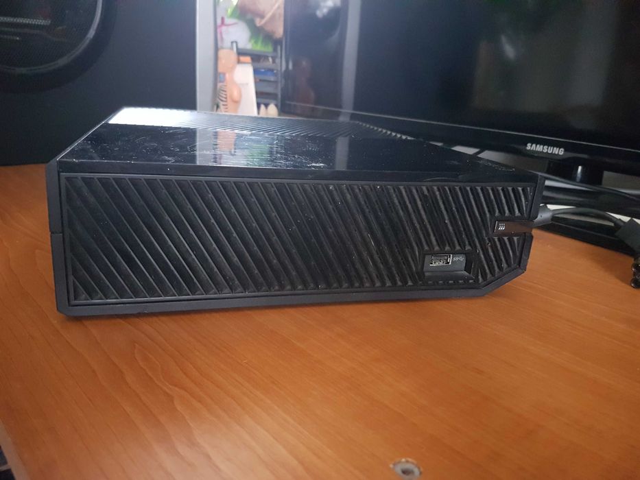 Xbox One тільки сама приставка без нічого