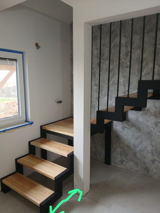 Schody metalowe drewniane balustrady