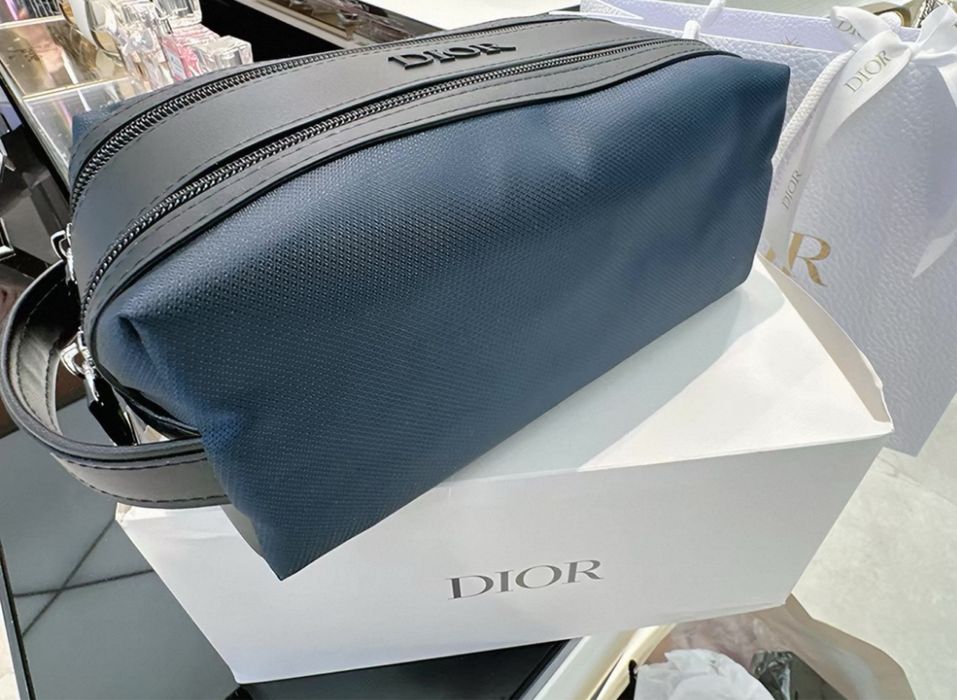 Carteira Dior Tem a sua própria caixa.