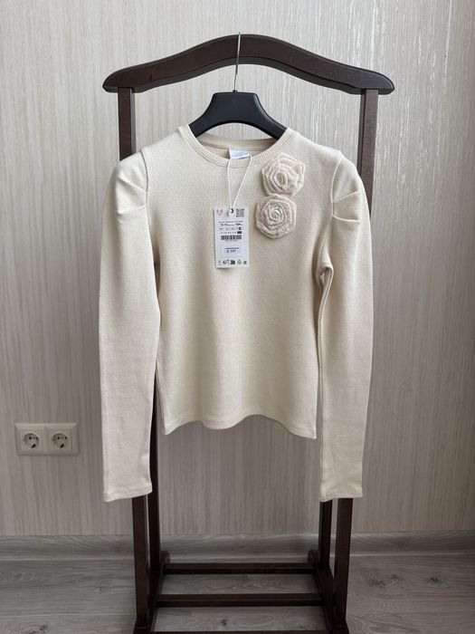 Лонгслів в рубчик із аплікацією квітів від Zara