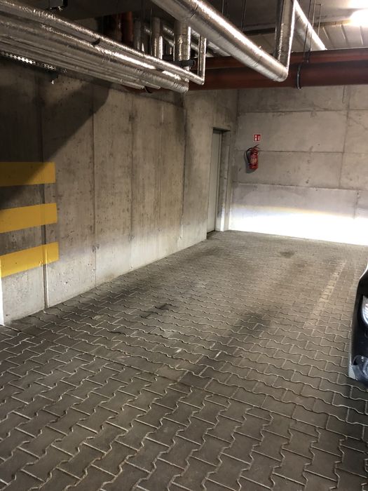 Sprzedam miejsce postojowe ul. Traugutta 38B
