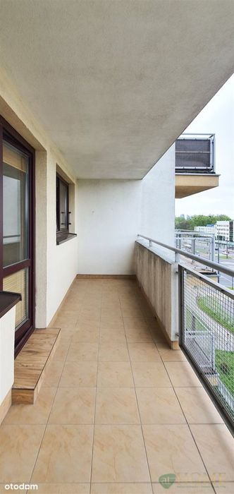 Trzy-pokojowe z obszernym balkonem.