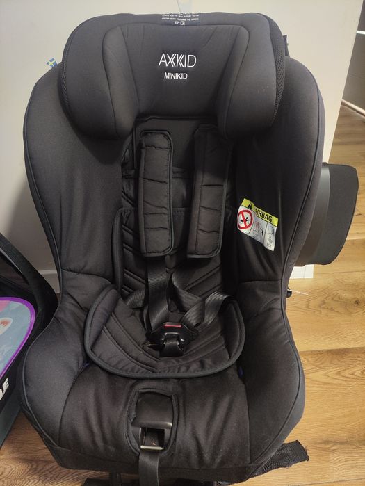 Axkid Minikid 2.0  Black tyłem do kierunku jazdy (RWF).