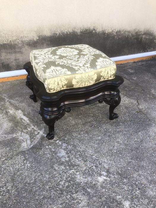 Banqueta de apoio de sofá ou cama. Estofo de época e madeira maciça