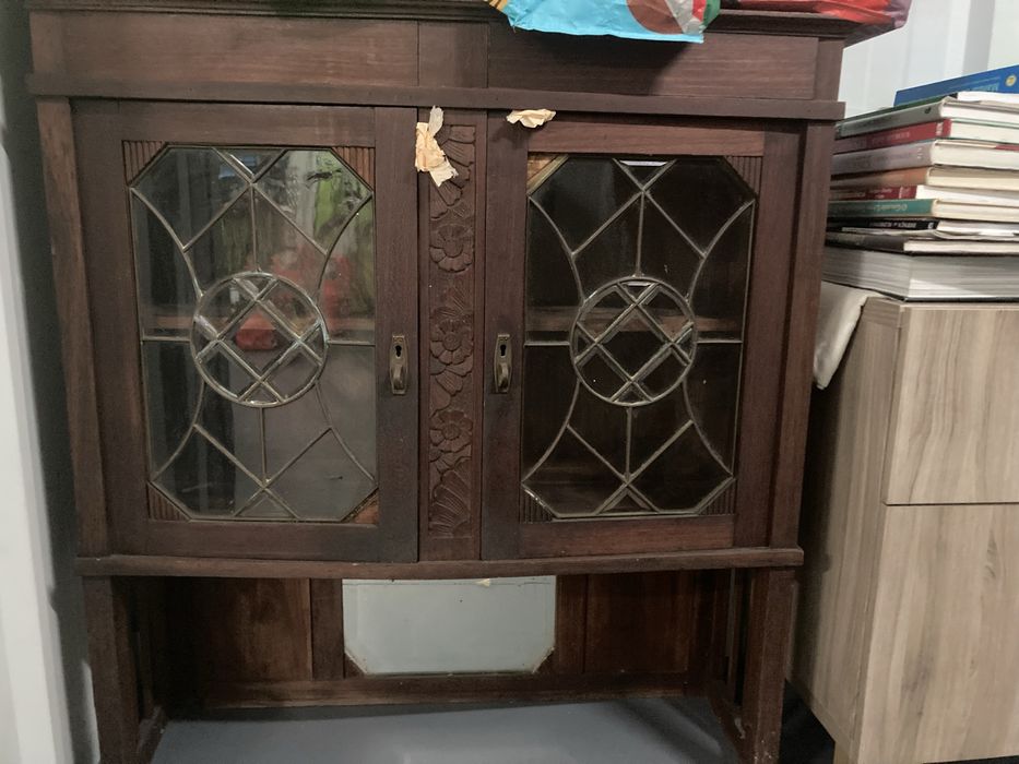 Movel com prateleiras e vitral vintage