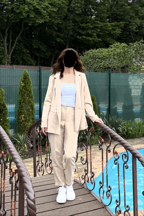 Костюм бежевого кольору