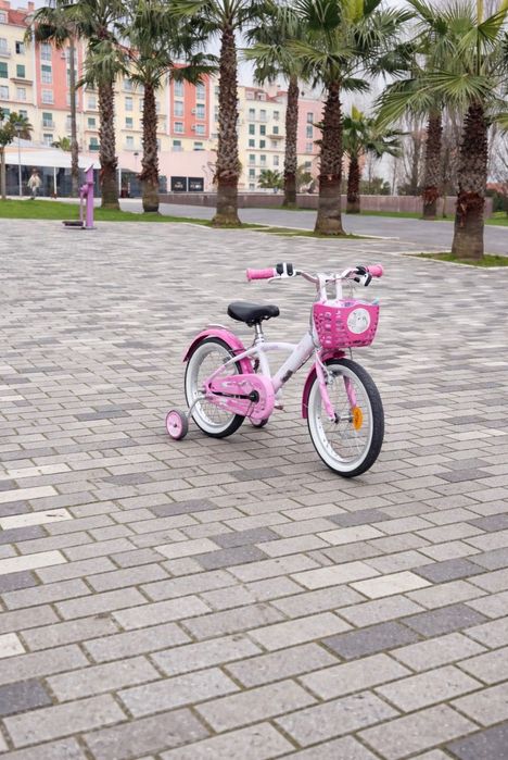 Bicicleta infantil com cesto e farol.