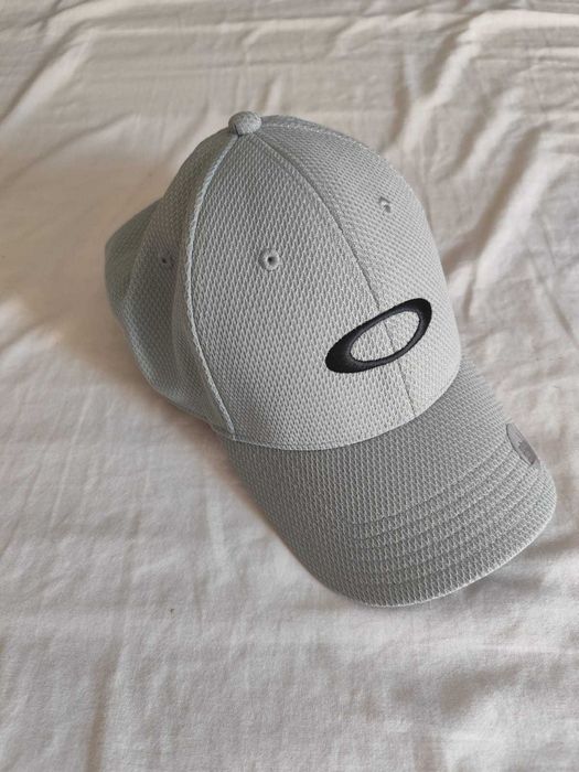 Boné Oakley Cinza – Como Novo