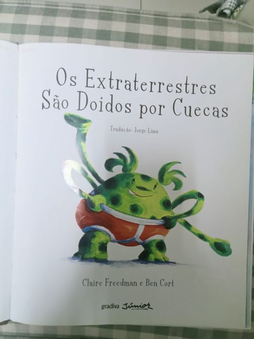 Livro “Os extraterrestres são doidos por cuecas”