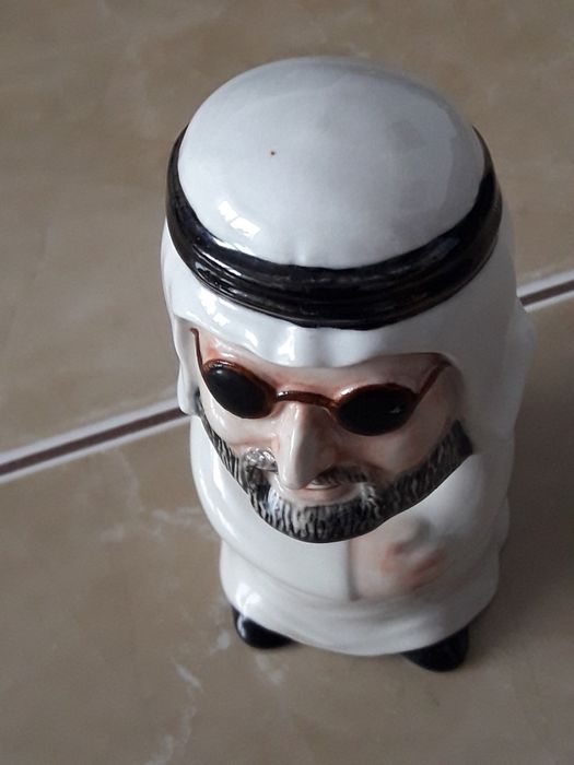 Porcelanowy arab z kiwającą główką na deskę samochodu