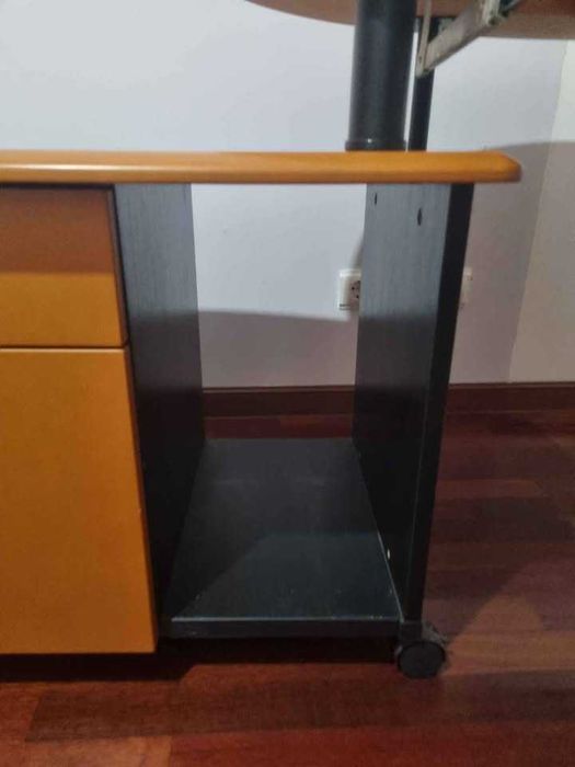 Secretária com gavetas de apoio