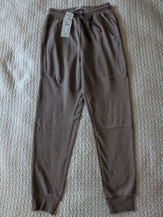 Spodnie dresowe chłopięce firmy Reserved 170