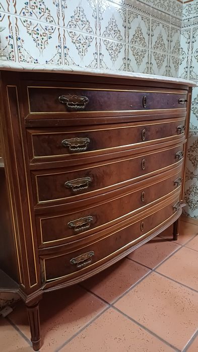 Móvel antigo com base de pedra com dourados e folheado a nogueira