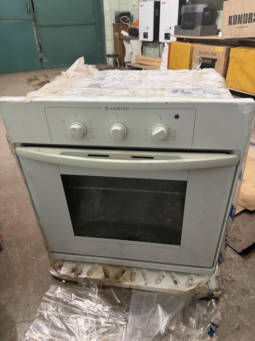 Продам духовку Ariston