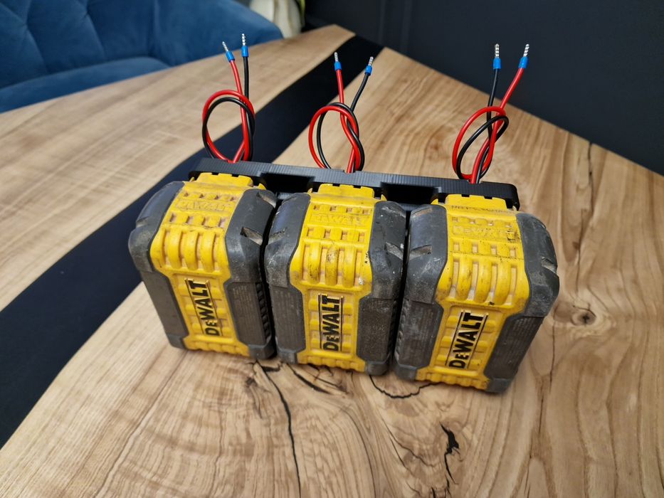 Adapter Dewalt na 3 akumulatory