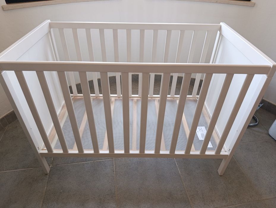 Cama de bebé branca da Ikea