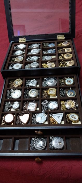 Coleção de relógios de bolso novos todos a corda, em expositor de made
