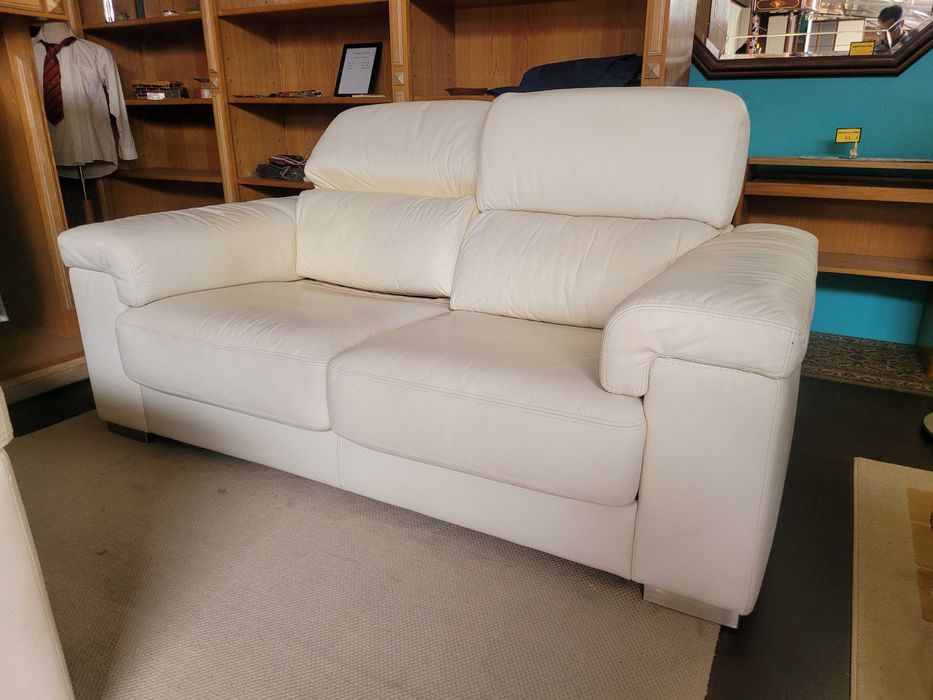 Sofá em pele de cor branco - Cabeceiras são ajustáveis - Bom e