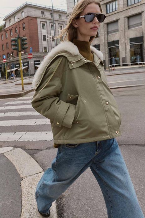 Коротка  парка з  капюшоном зі штучного хутра  Zara