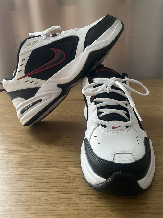 Nike Air Monarch IV у класичному біло-чорному кольорі з червоним логотипом