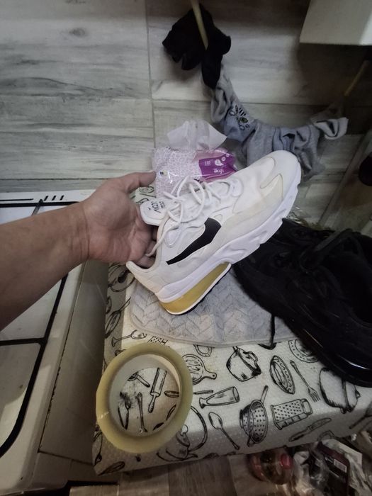 Кроссовки Nike разные